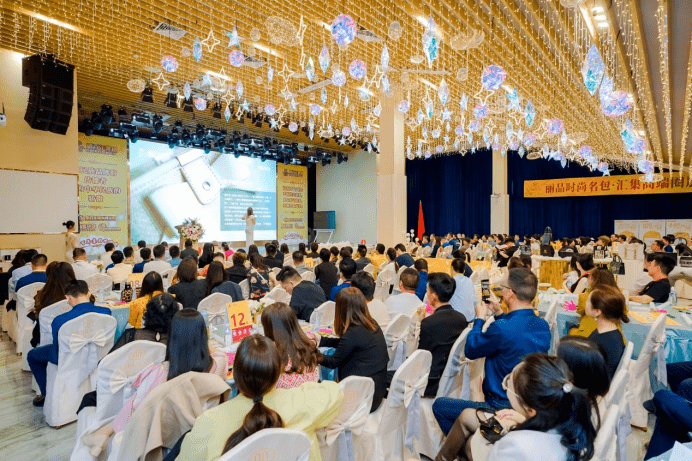 “包容天下 万象更新” 丽百年民族品牌包包新品发布会圆满举行BOB全站(图4)