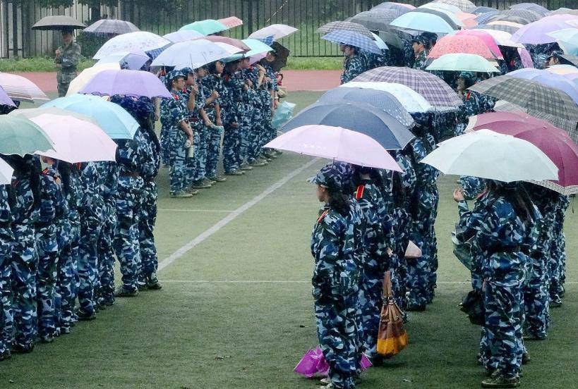 高校领导台上避雨却称：和学生们同站风雨中，被要求下台一同淋雨