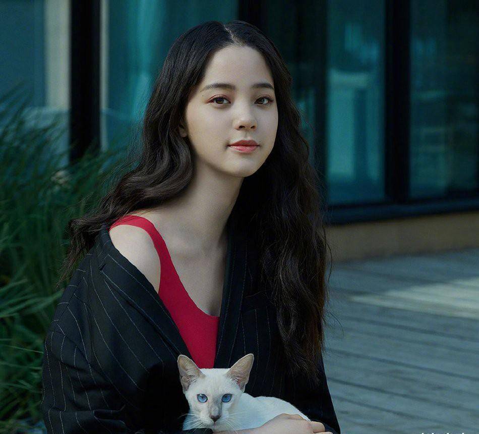 欧阳娜娜品牌写真照曝光，穿大红色衣服配条纹西装，撞色时尚吸睛