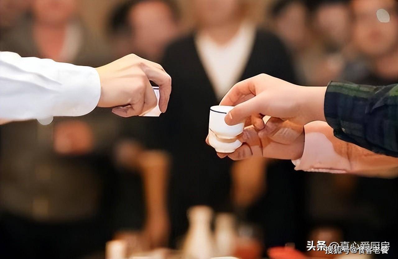 酒桌给人敬酒时，对方若做出这3个动作，摆明瞧不上你，直接走！