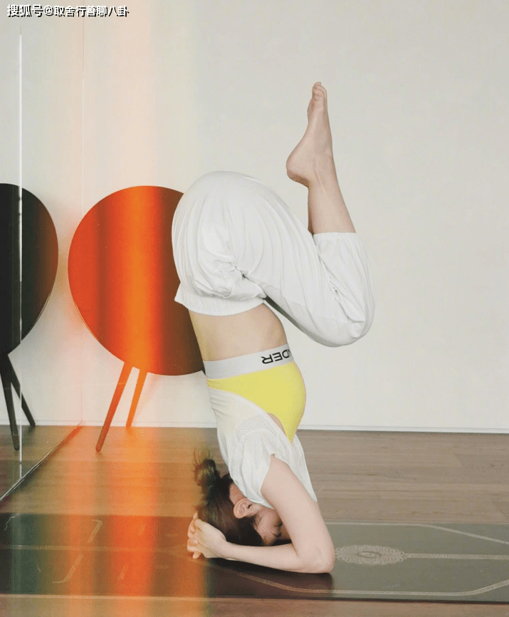杨丞琳展示瑜伽高难泛亚电竞度动作倒立似棵松下腰一张弓(图1)