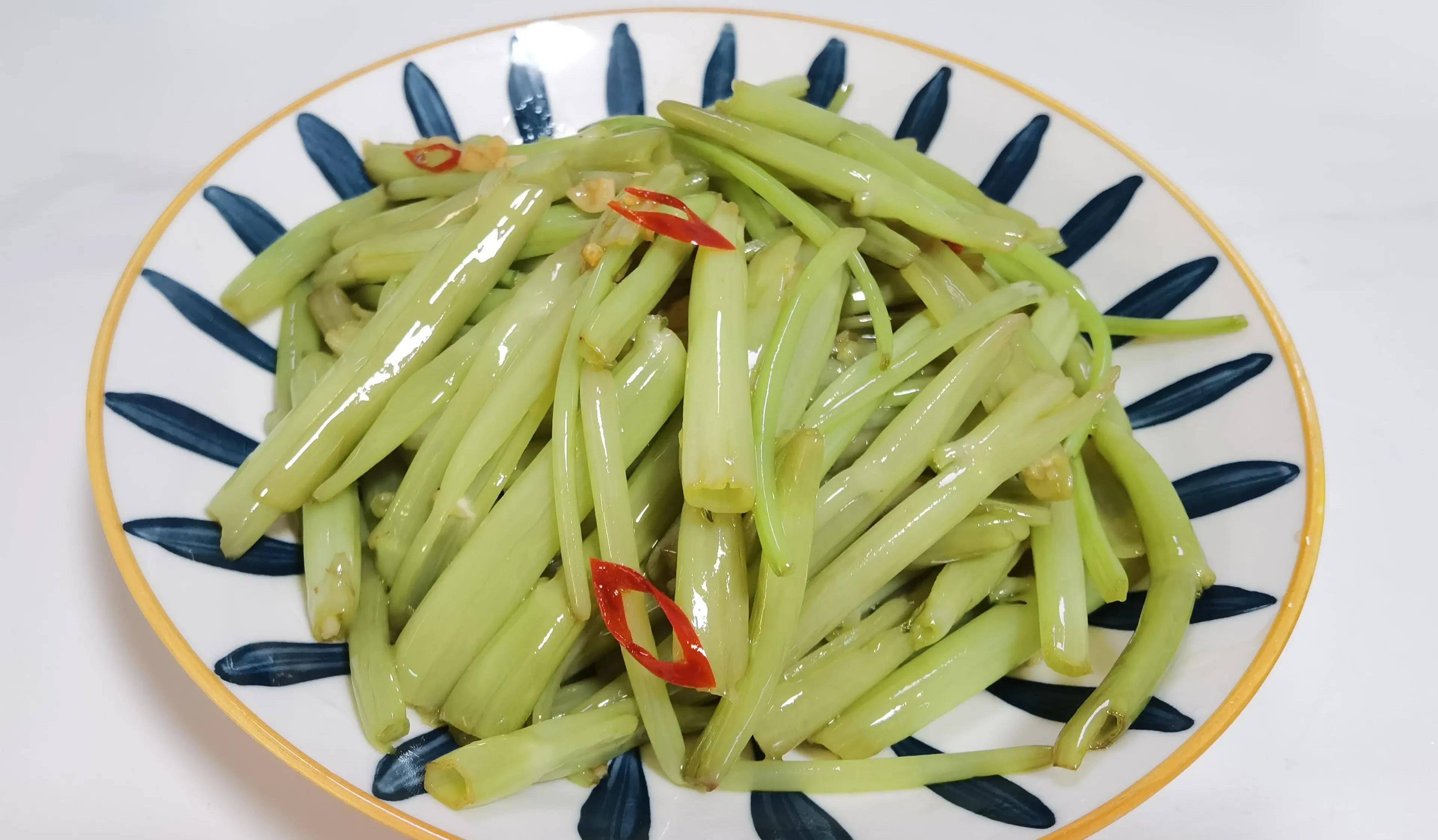 海底椰鳄鱼肉煲龙骨，补血壮骨，润肺行咳