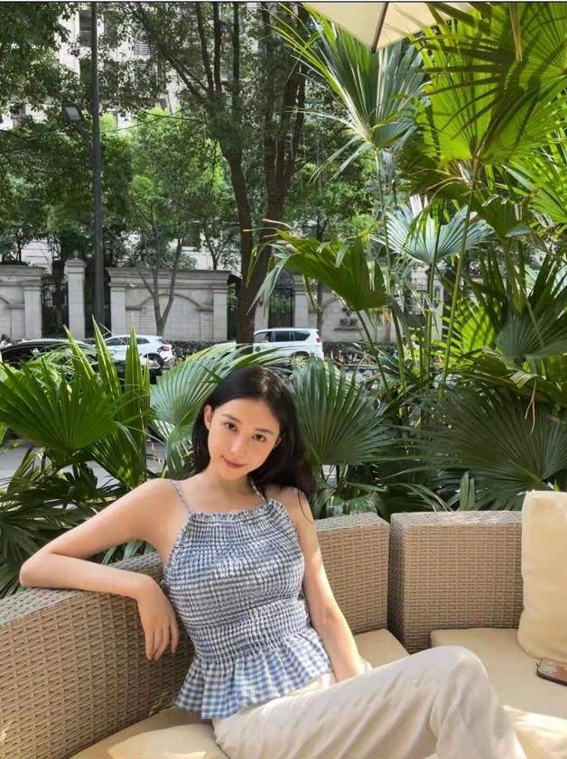 爱游戏官方网站夏天要做个甜辣小仙女！吊带衫必不可少时尚时尚又少女感爆棚(图6)