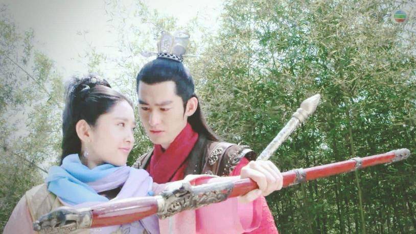 演的是罗成的爱人单盈盈，虽然性格刁蛮、心直口快，但还是蛮讨人喜欢的可以说，演了单盈盈之后，唐艺昕才算真的红，是那种《甄嬛传》红过之后