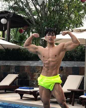 22岁小鲜肉健身十年化芒果体育身“肌肉男”(图1)