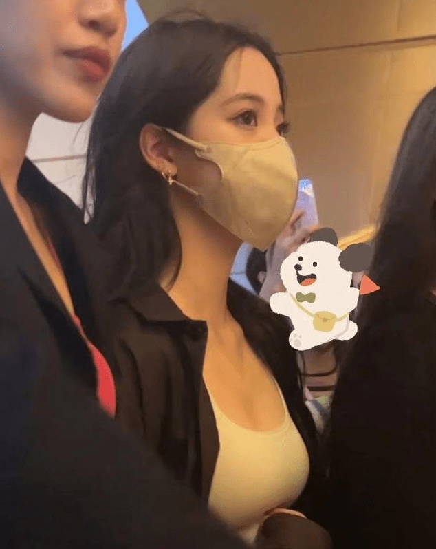 好多艺人去看了BLACKPINK演唱会，网友怒评：内娱明星以看韩流为荣