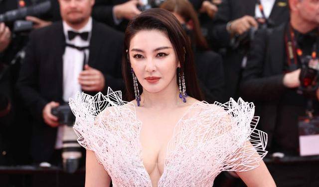 ����������鱦��ҫ���,Ϊ��̺�����ǹ�,����Ů�Ǻ�̺����