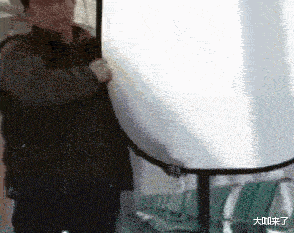 泛亚电竞女星机场拍照自带“补光板”难怪都那么好看原来全是摆拍！(图4)