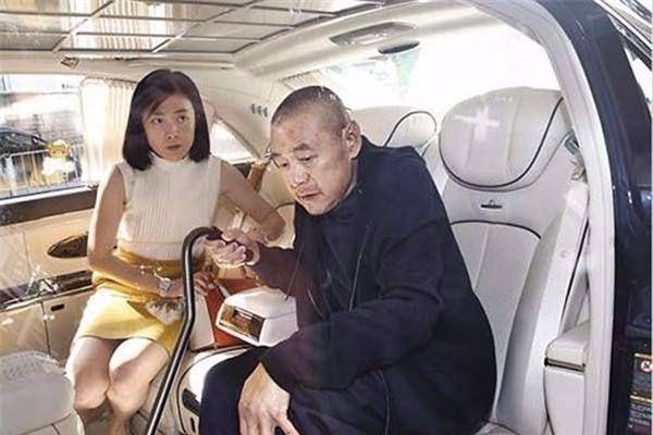 原创并不是所有富家女都风光，她快40岁还没男朋友，父亲给后妈上千亿