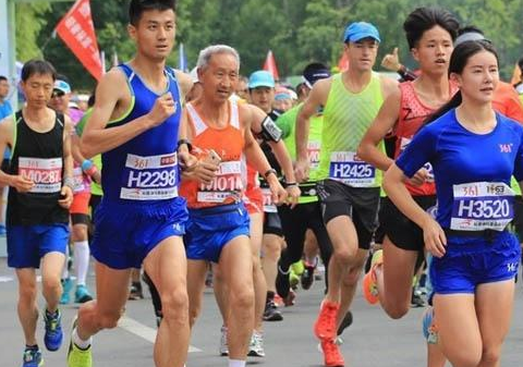 雷竞技RAYBET坚持跑步虽然好这3点需要特别注意健康跑步防受伤(图4)