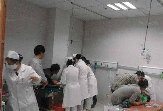 紧把王兵送去检查，检查结果也是食物中毒，幸好送医及时，保住了生命。一天之内，两个儿子都食物中毒。王战胜报警，当地警察带着设备来进行检