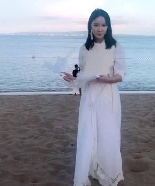 娄艺潇沙滩泛亚电竞拍照穿长靴？看到她的动作后网友：太机智(图1)