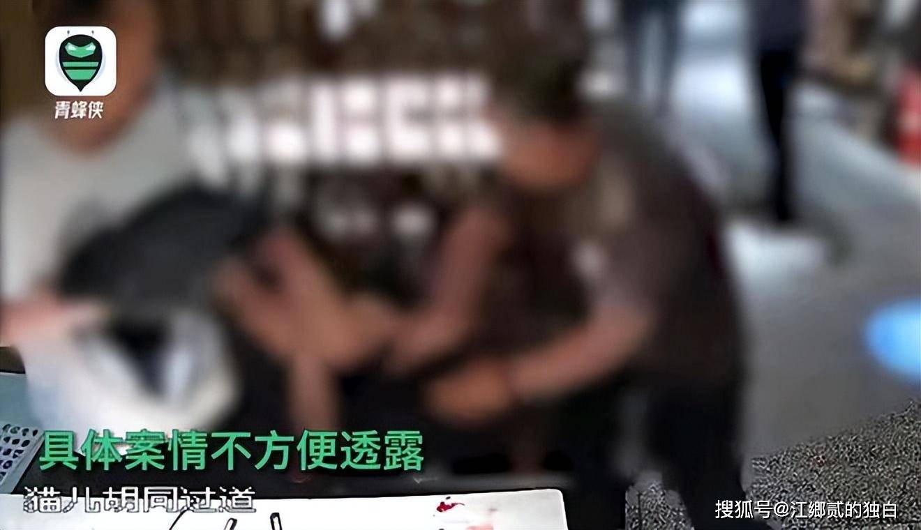 黑龙江一男子饭店施暴他人，烤签戳脸酒瓶砸头，现场画面曝光