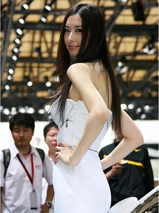bat365官网登录中国车展五大最惊艳美女模特！她们魔鬼身材火辣(图12)