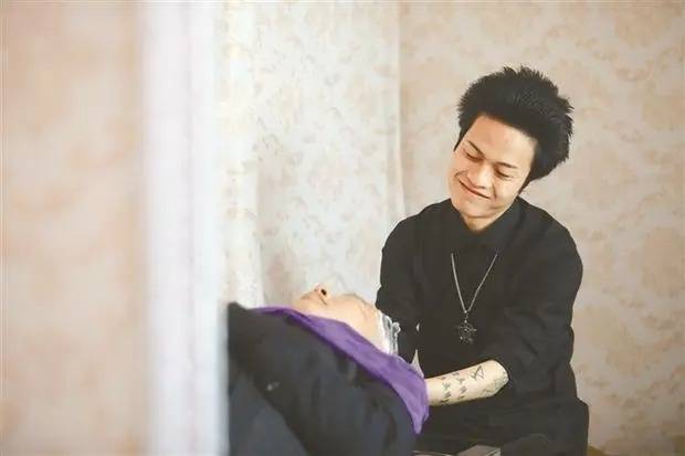 罗福兴：葬爱家族创始人，11岁创办杀马特，如今离开家族生活如何