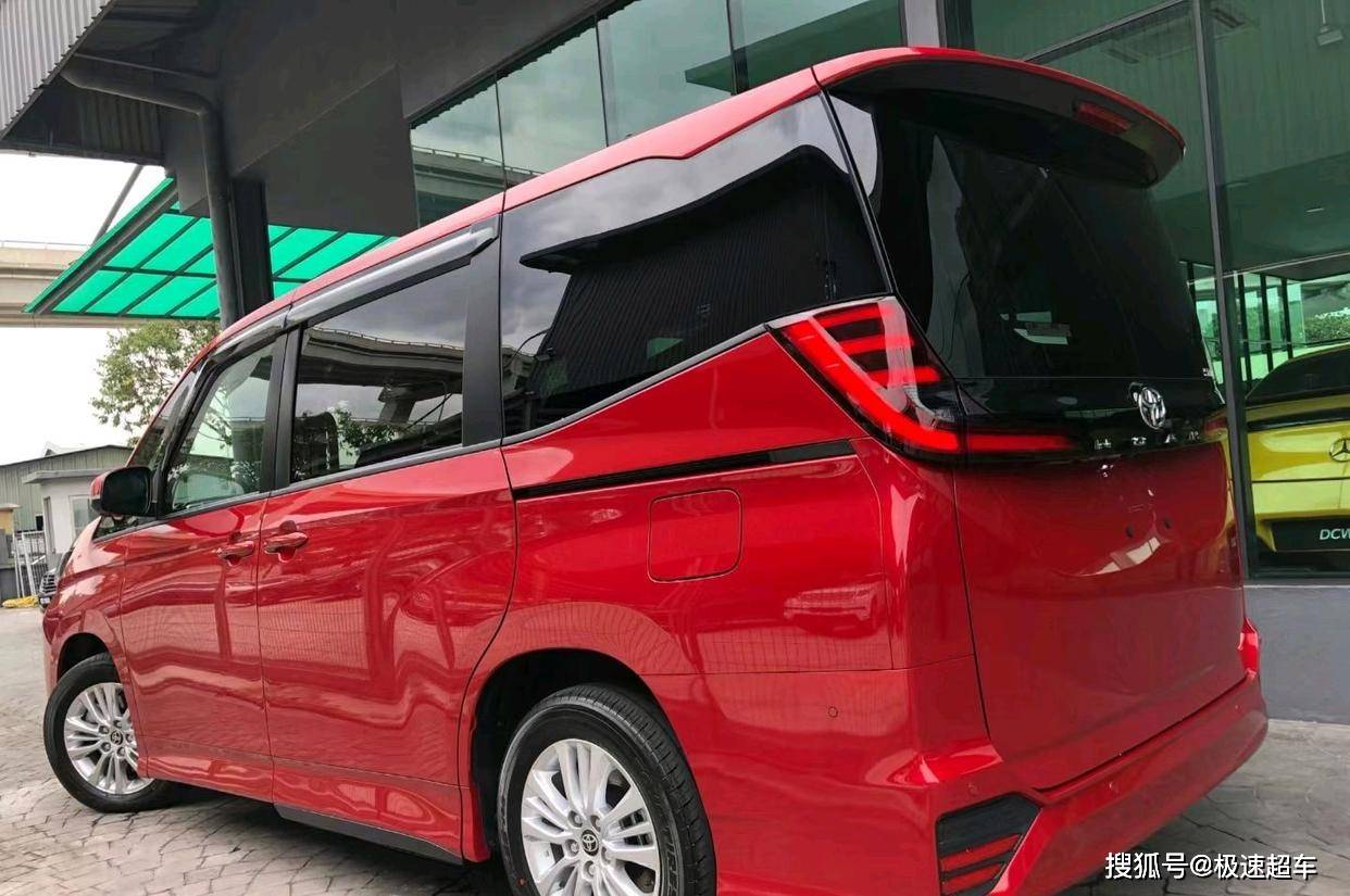 新版丰田NOAH海外亮相，造型规整大气，三排七座大空间，2.0L+CVT