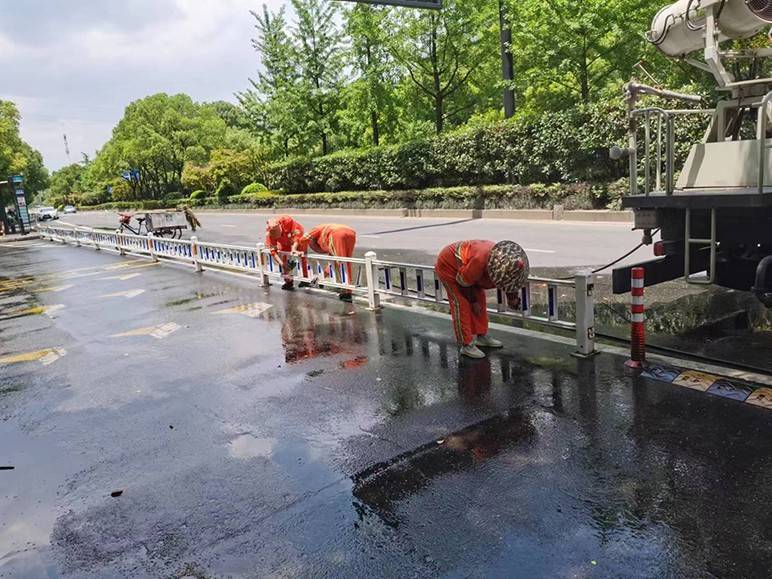 清洁泛亚电竞 泛亚电竞app城市护栏 刷新道路“颜值”