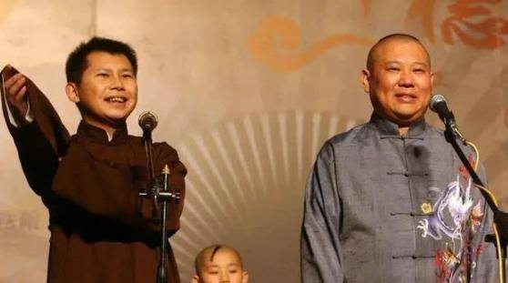 何云伟与开云体育 开云官网农家乐老板合影被网友们戏谑：弊大于利(图8)