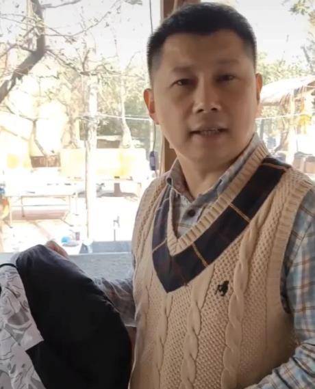 何云伟与开云体育 开云官网农家乐老板合影被网友们戏谑：弊大于利(图6)