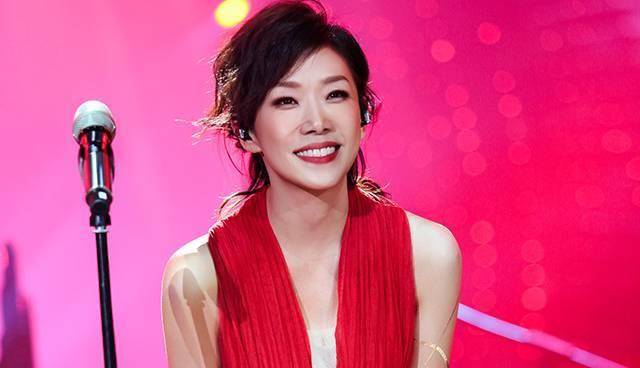 原创李宗盛携小27岁娇妻罕露面，头发花白显老态，两人无言表情冷漠