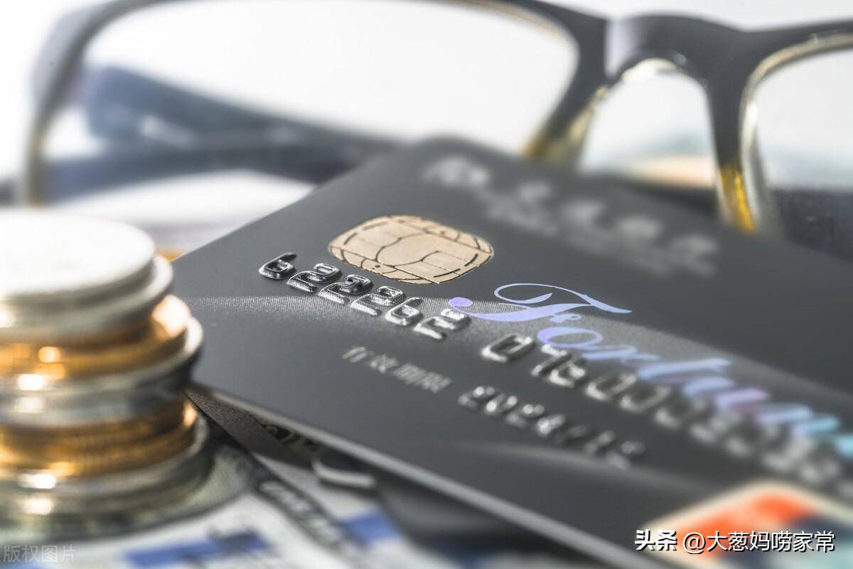 先要了存款,在确认了银行卡里面有50万之后,儿子把房子过户给了女儿。