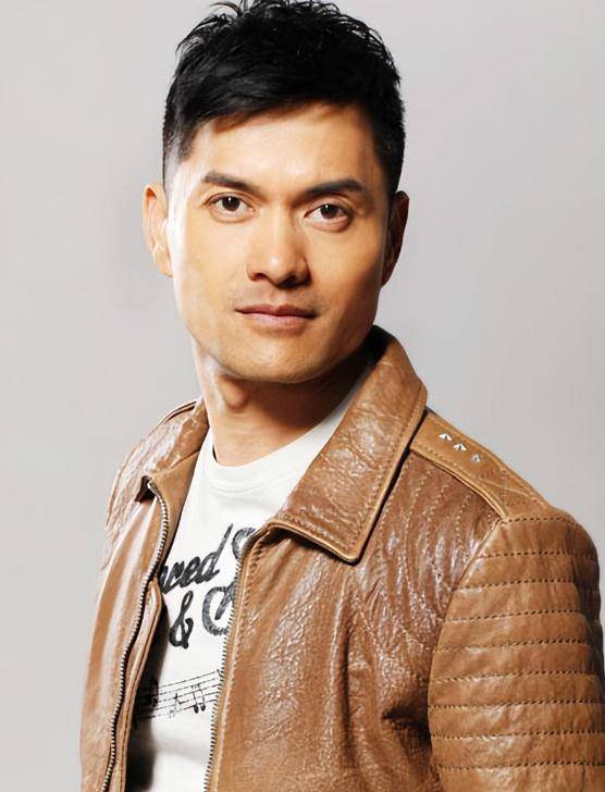 65岁吕良伟近况曝光，与三婚妻子结婚21年恩爱如初，妻子身家过亿