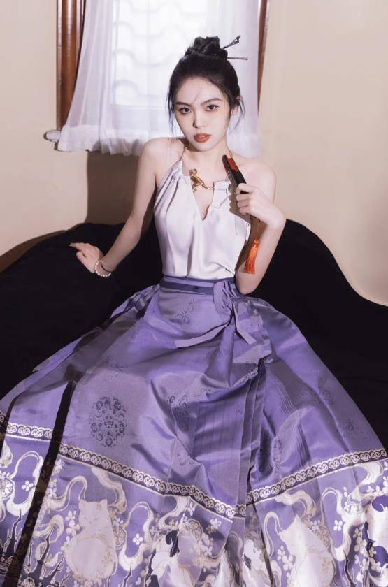 “腿粗胯宽”的女人建议多穿这3种裙子不仅洋气还显高显瘦
