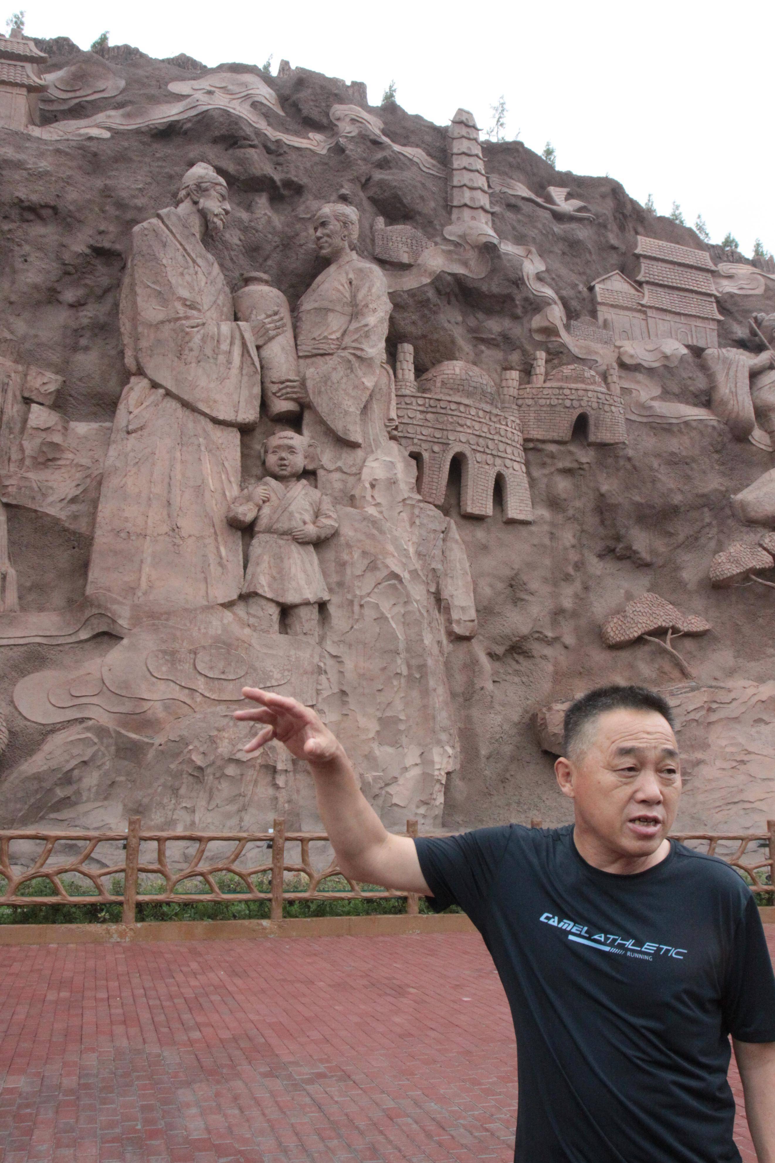 博鱼中国雨中观赏中国非遗瓷都巨型岩雕群穿越千年震撼不已 摄影纪实之四(图10)