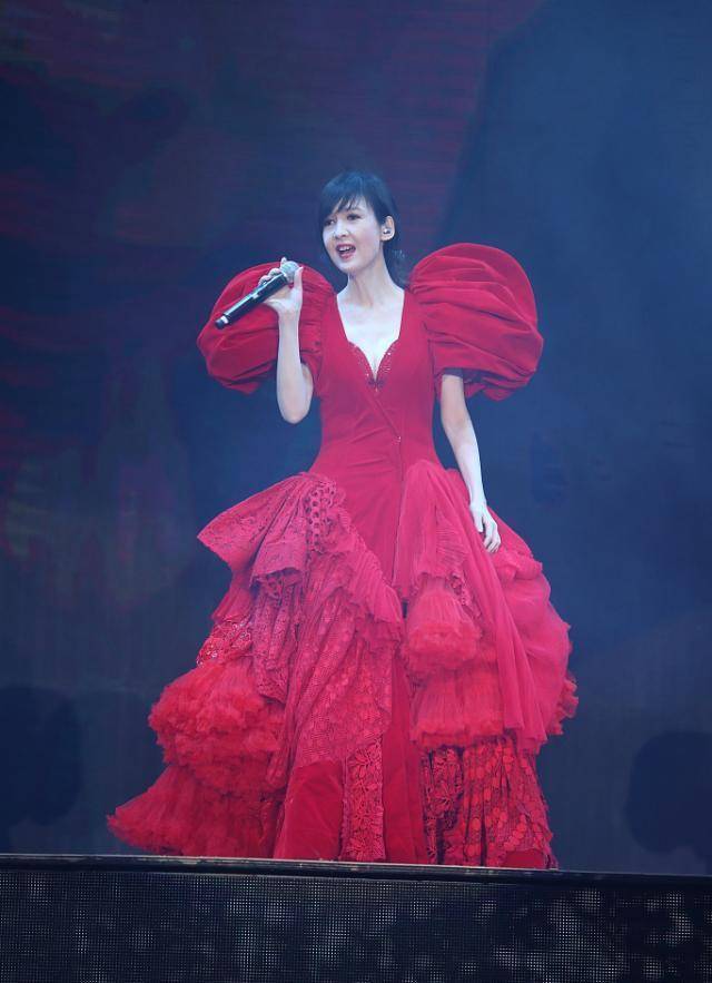 52岁周慧敏开演唱会，30年容颜未变皮肤白皙身材依旧，少女感十足