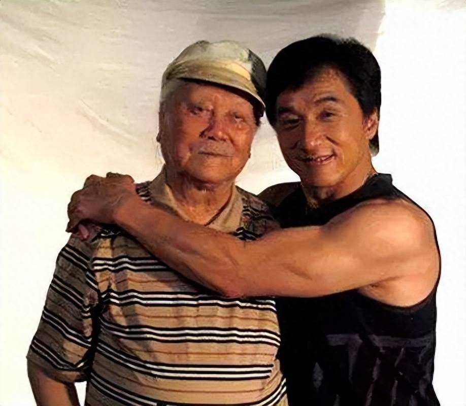 成龙同父异母的农民哥哥，7岁丧母乞讨为生，73岁才见到明星弟弟