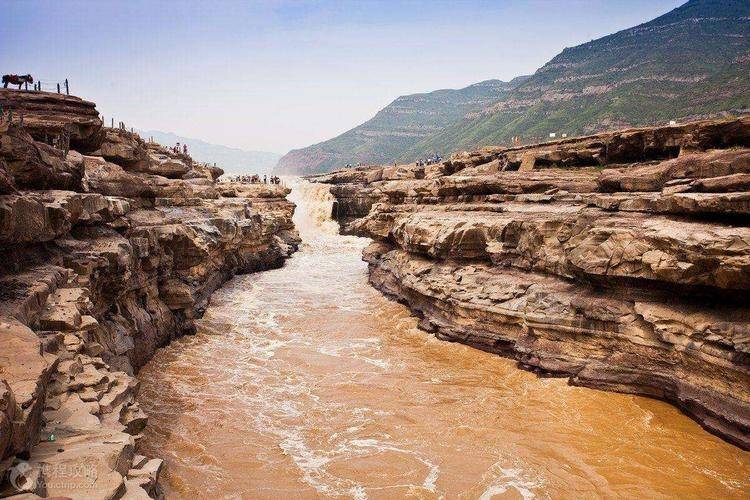 天下黄河最窄地方原来在这里，黄河的宽度只有40米，看完你敢走吗
