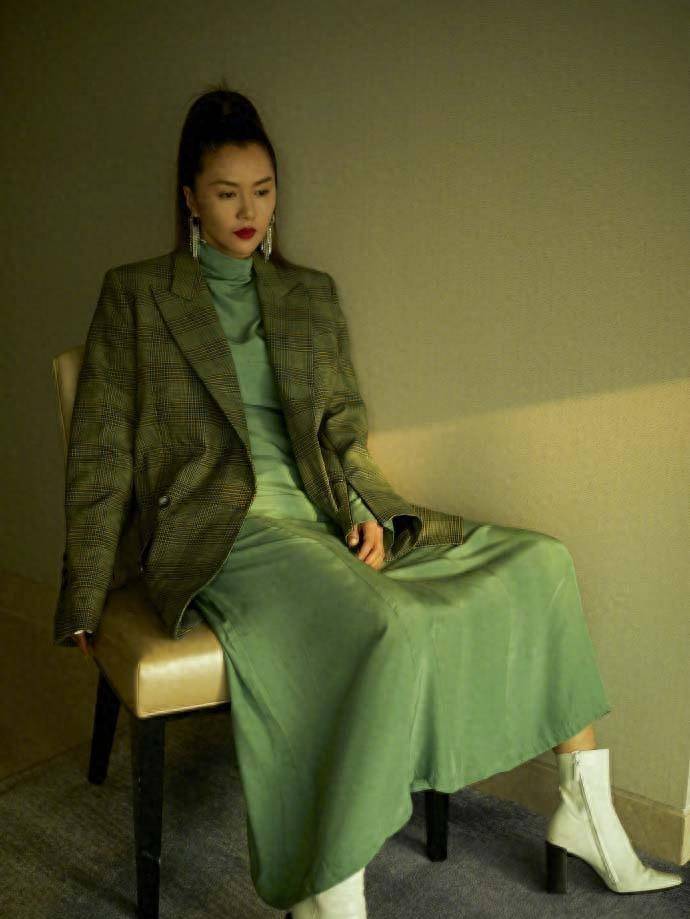 原创谭维维身材真丰满，穿紧身运动服秀“蜜桃臀”，这身材美得不敢看