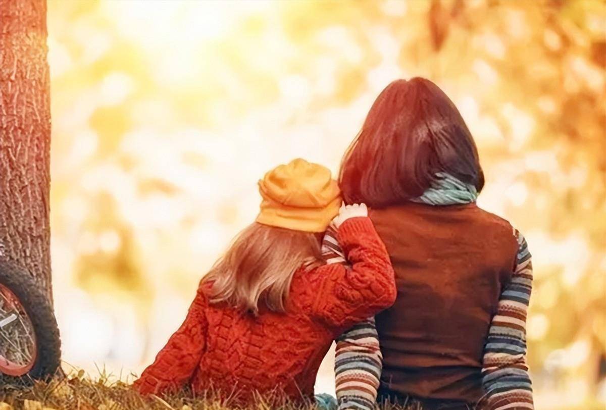 屋顶上的重逢，女儿梦中与已故母亲的心灵对话——解梦之旅