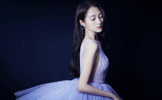 原创鹿晗与关晓彤分手？网友发现两人互动已断数月，事业暴跌真相揭秘
