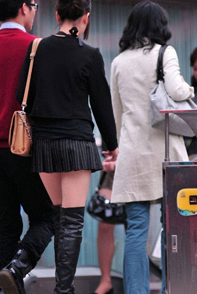 原创街上的这些年轻女性穿着黑色丝袜，不仅凸显了自己的大长腿就像锦上添花