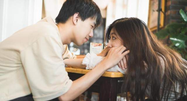 梦境交织的情感纠葛,前男友与现女友间的微妙平衡 梦境交织的情感纠葛,前男友与现女友间的微妙平衡