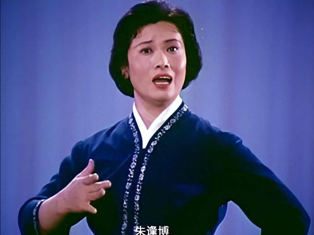 比电影明星还漂亮，歌声不输朱逢博，如今79岁人淡如菊