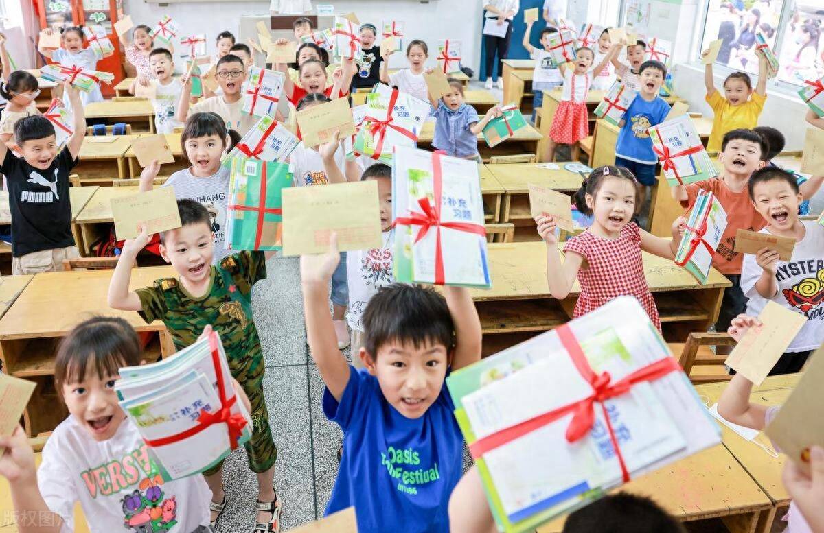 梦回校园，大学毕业的归途与小学时光的交织