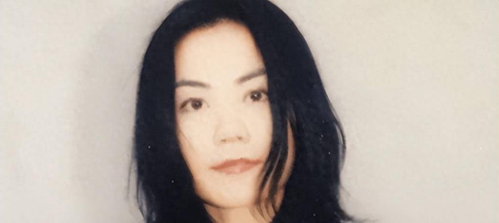 原创杨幂与谢霆锋领证完婚,这个消息一出被罚6万,王菲却成“第三者”!