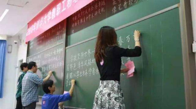 大学老师板书堪比书法家被KAIYUN称为行走的打印机网友：不会逃课了(图8)