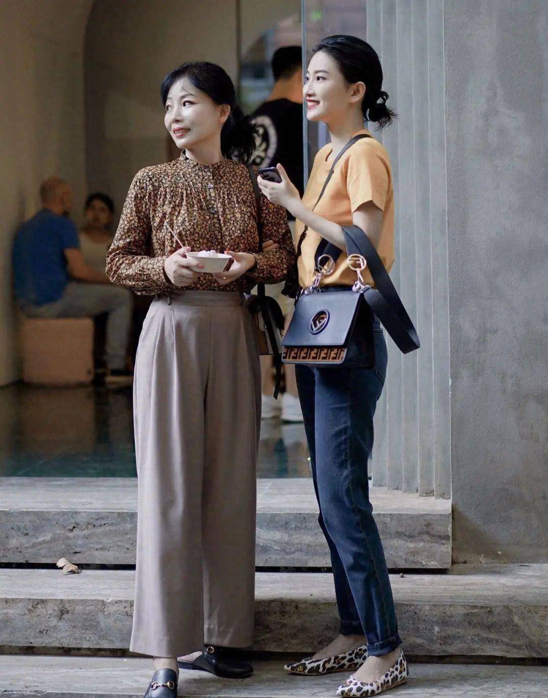原创老年妇女：衣服不暴露，裙子不及膝，鞋子没有跟，她们美丽优雅而不做作