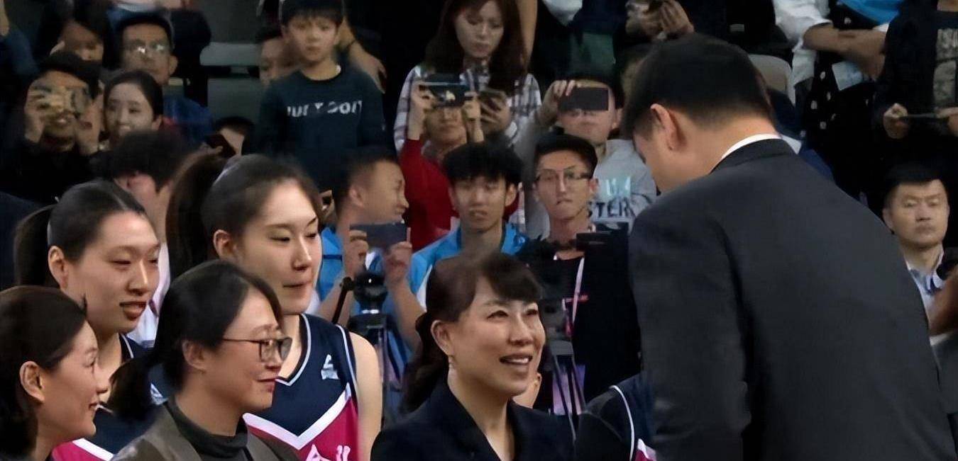 原创张镇麟的妈妈王芳，如今是篮协副主席，打球时比儿子还厉害