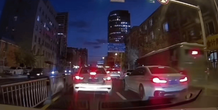 原创一公交车突然失控加速，连撞多车