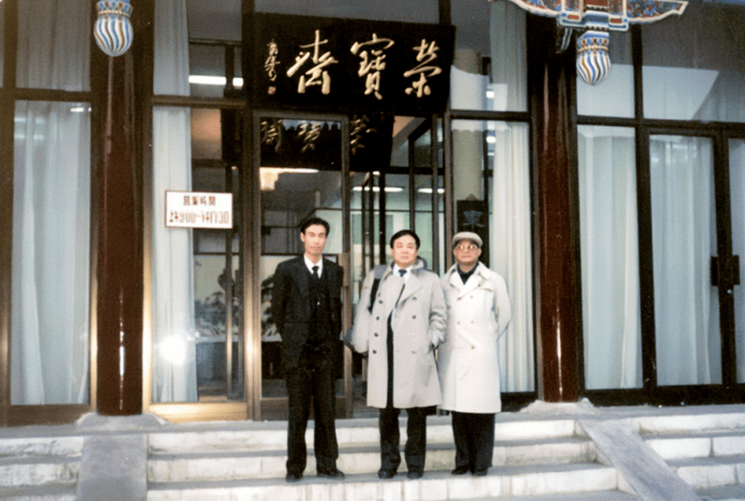 | 赵董在新建成的荣宝斋前留影| 赵董走出国门，考察交流，传播中国传统建