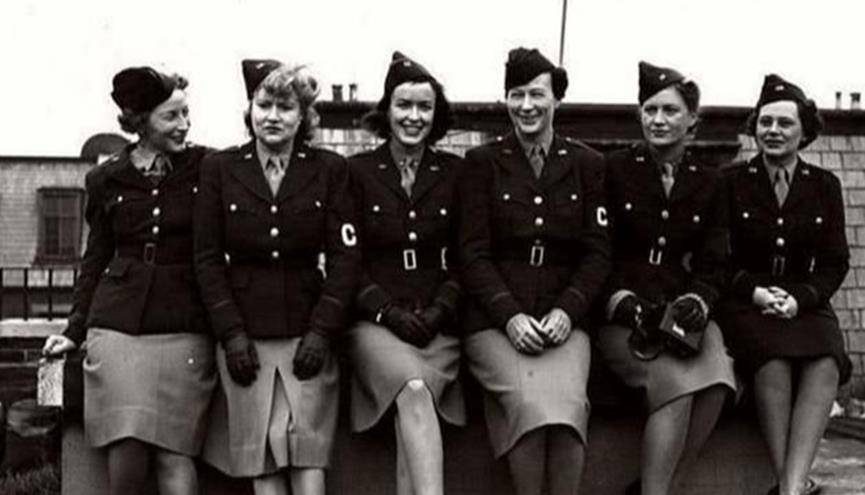 万党卫军中有6万多人为追随希特勒而自杀，其中还包括320名党卫军女军官。