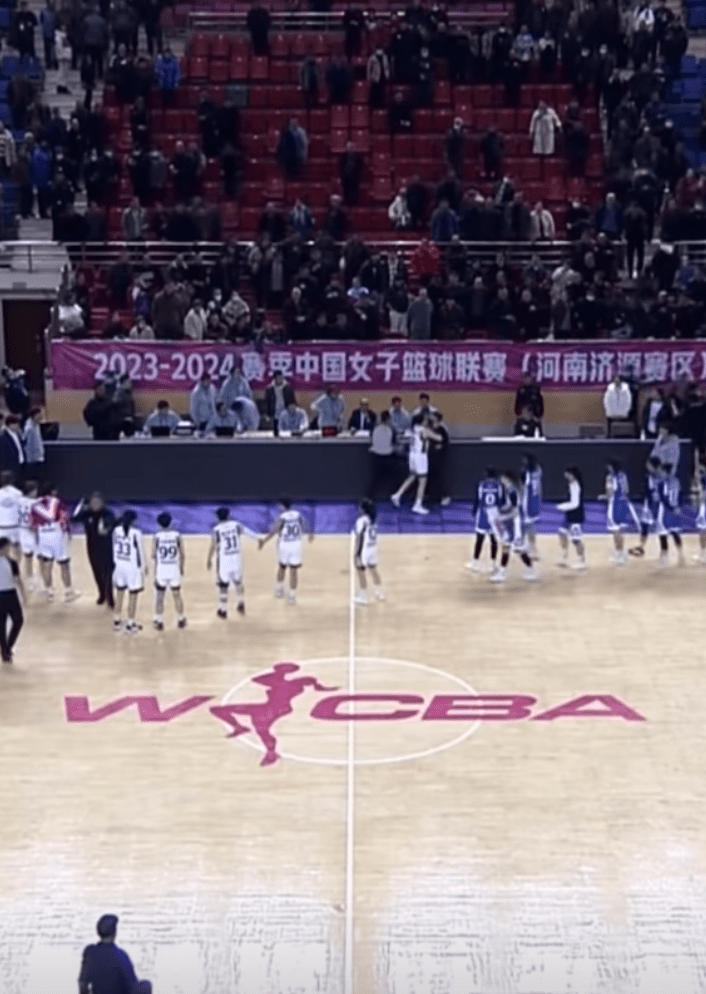 原创             中国篮球闹剧 观众投掷杂物+进场追打裁判 女篮球员抱住对方劝架