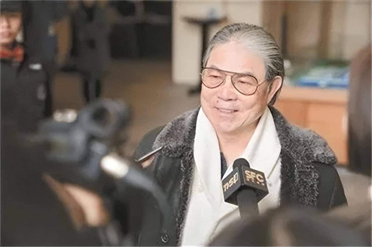 原创霍震霆近况：现身南沙，77岁已满头白发，分手17年至今还是单身