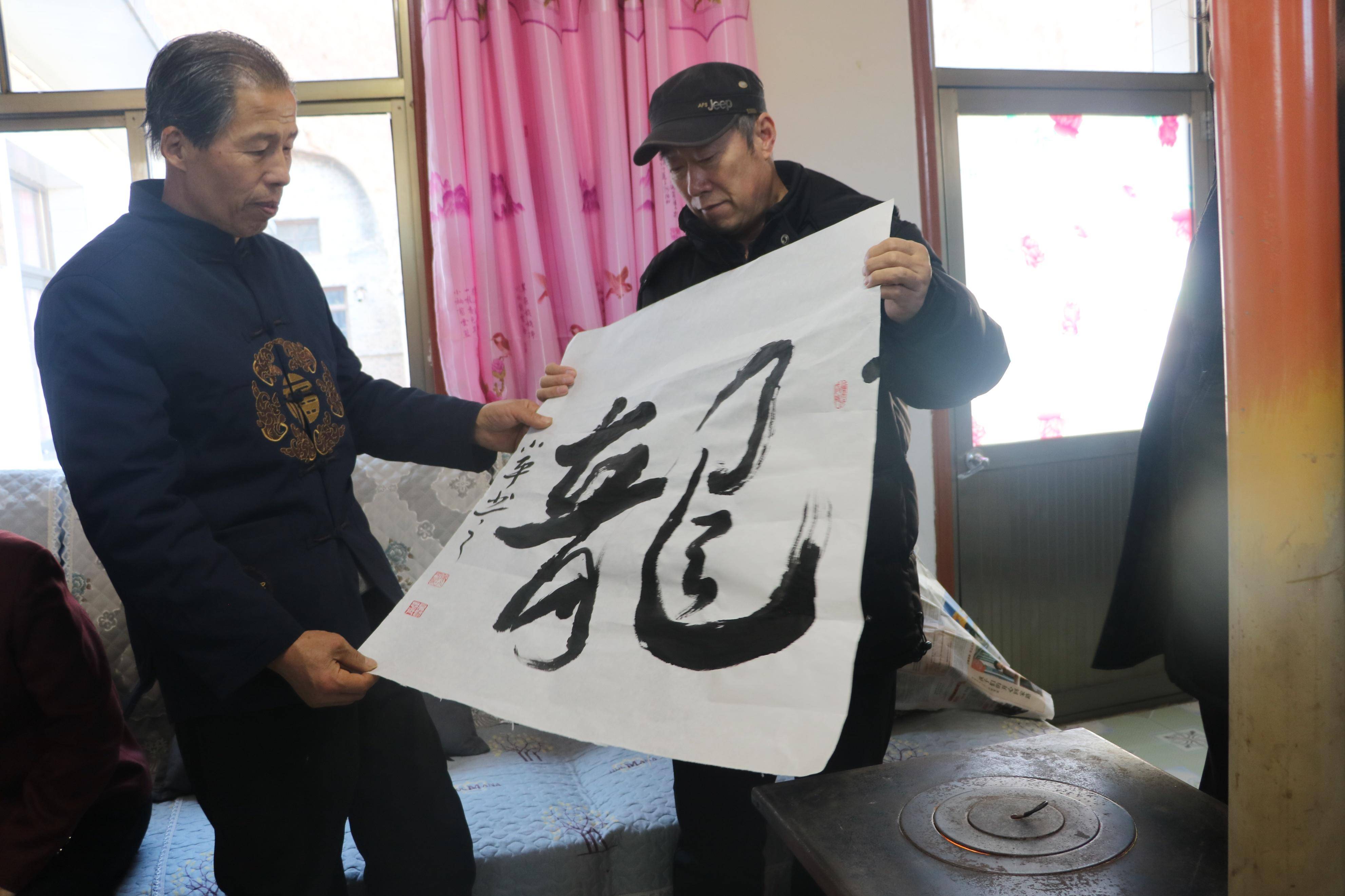 图为：中国书画家协会会员、泾水书画院院长张宪平写龙中国神话中，龙是