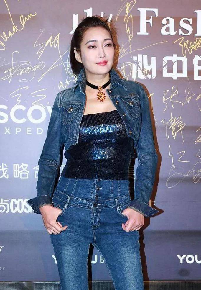 原创孟广美都55岁了身材还那么辣，镂空裙配皮草雍容明艳，奶奶辈骄傲