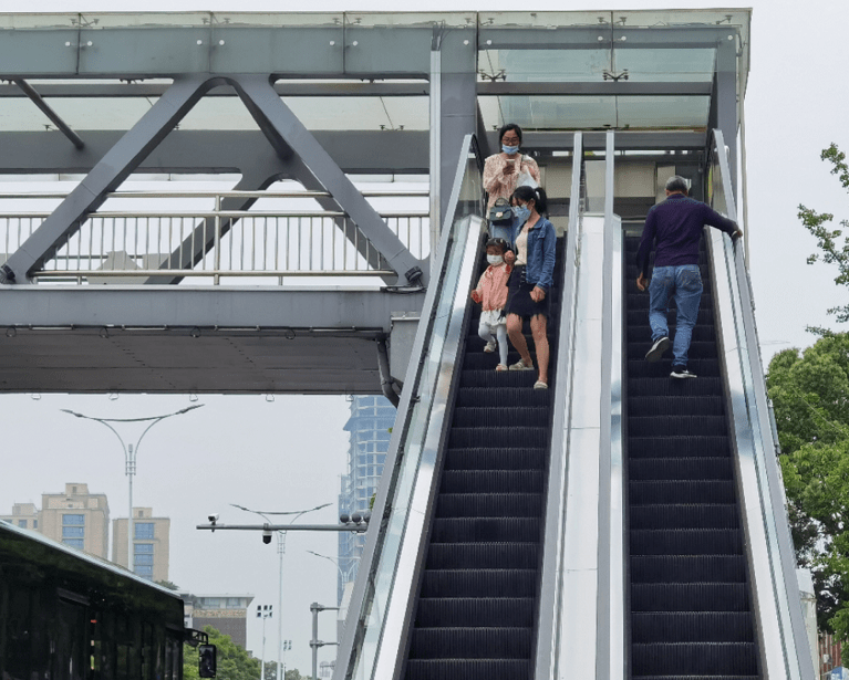 市区内多架天桥电梯停运,扶梯变楼梯,行人只得"望梯兴叹"